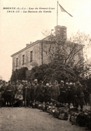 Bouaye : Soldats posant devant la Maison du Garde du Lac de Grand-Lieu vers 1914