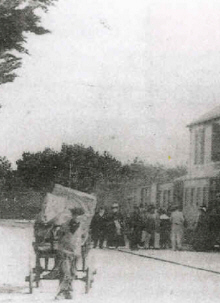 Le petit train en gare de Fromentine en 1913 et Henri Bretet, 14 ans, tirant le chariot des bagages - (Photo Coll. JLB)