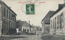Dierrey St Julien :  La Grand Rue et le Caf Man
