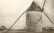 Fromentine : Le moulin  vent en bordure de fort
