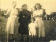 De gauche  droite : Gabrielle Bretet, Henriette Gouillet, Charline Pruneau et Nolle Turb enfant vers 1950 - Photo transmise par Nolle Turb le 11/01/2008 