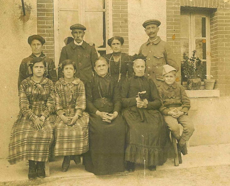 Photo de famille vers 1914 au Moulin de Putemusse- Marcilly le Hayer - (Photo Coll. JLB)