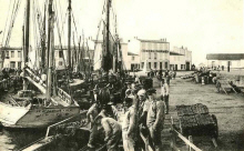 Ile d'Yeu : Vue du quai dans les annes 1930 - Au premier plan  droite : Alexandre Gouillet - Carte postale