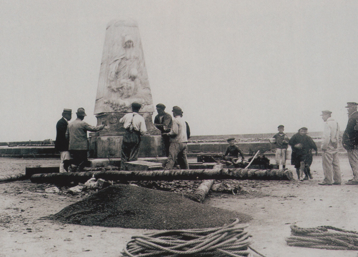 Installation du monument lev aux hros du bateau de sauvetage "Paul Tourreil"