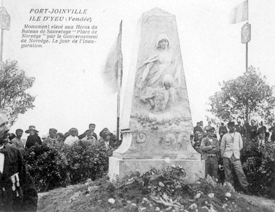 Inauguration du monument lev aux hros du bateau de sauvetage Paul Tourreil - Place de la Norvge en juillet 1922