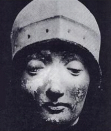 T�te d'une sculpture bris�e qui serait peut-�tre le visage de Jeanne la Pucelle d'Orleans - Trouv�e en 1820 dans l'ancienne �glise St Eloi d'Orl�ans