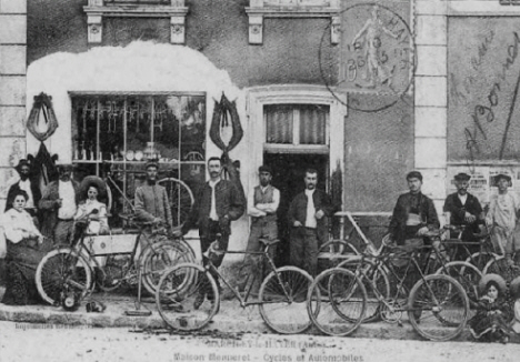 la Maison Menneret : Cycles et Automobiles vers 1900 - Marcilly le Hayer - (Photo Coll. JLB)