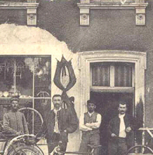 Paul Menneret devant sa boutique de Bourreleir -1900