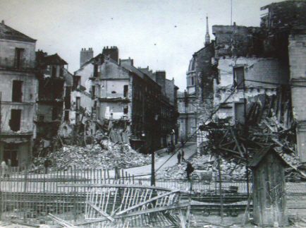Nantes : Rue Mazagran apr�s les bombardements am�ricains du 16 septembre 1943 - ( Photo F. Chapeau) 
