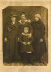 Roger Turb entour de Dsire Duguet (  gauche) Marthe Turb ( au centre )  et Andre Turb (   droite ) 1918 ?