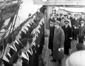 Le gnral de Gaulle et l'amiral Muselier sur le pont du Prsident Thodore Tissier