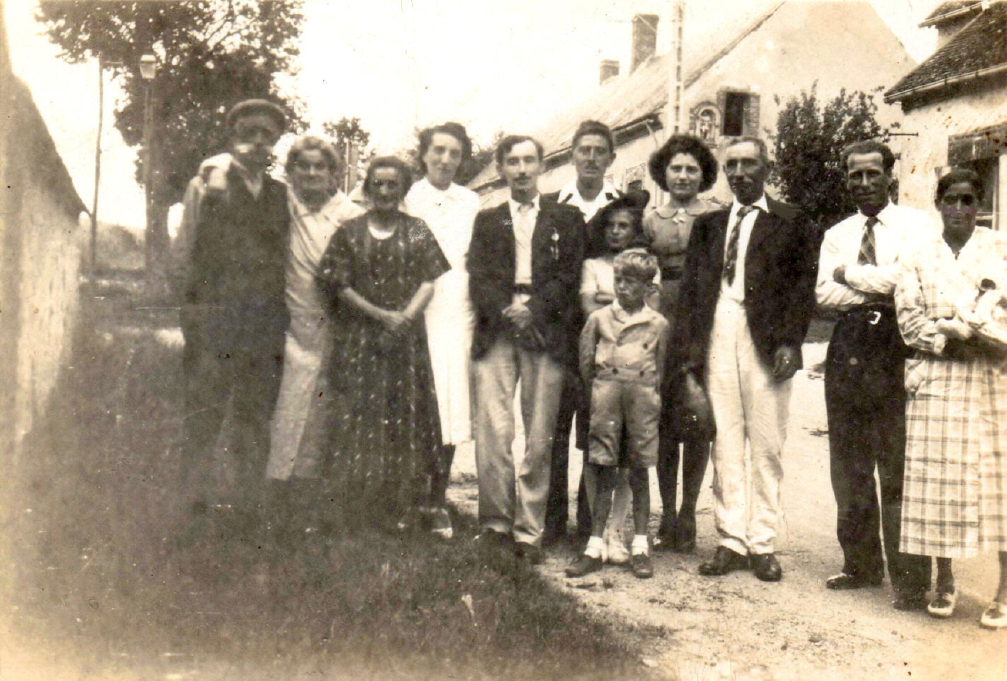 Photo de famille  Marcilly le Hayer  - Juin 1941 (Coll. J-L. Bretet)